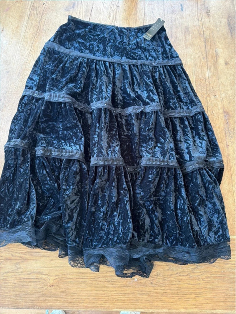 Robert Louis 75% silk skirt size 10 NWT